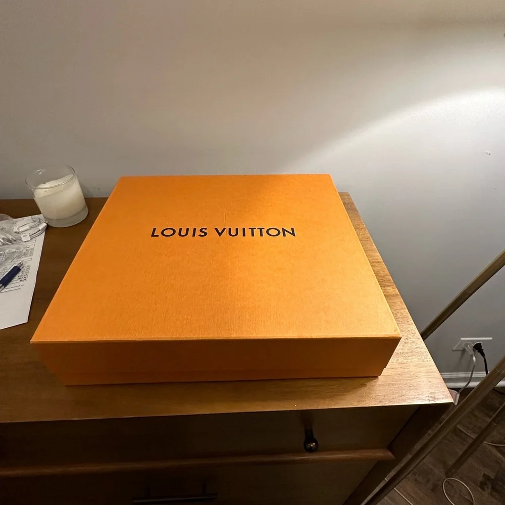 Louis Vuitton Avenue Sling Bag - Picture 4 of 4